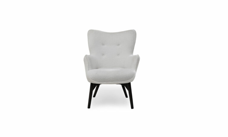 Poltrona Zefura de la marca Aristas vista en perspectiva frontal. Un diseño moderno y estilizado, con un respaldo alto, acolchado y ligeramente inclinado, apoyado sobre patas largas en madera.