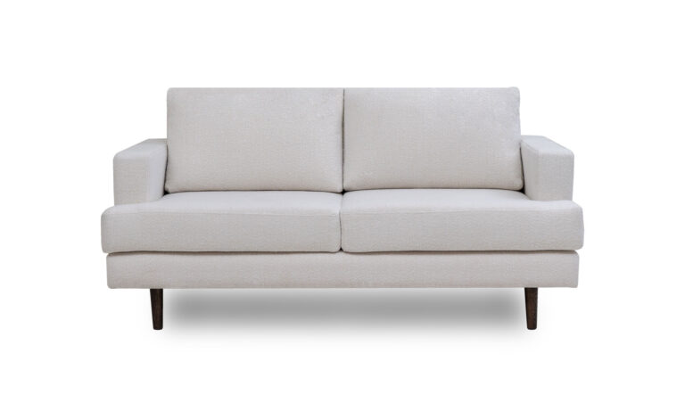Vista frontal del Sofá Antonella de la marca Aristas. Un diseño sofisticado de líneas elegantes, con cojines acolchados y un acabado en tela suave.