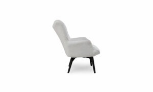 Poltrona Zefura de la marca Aristas vista en perspectiva lateral. Un diseño moderno y estilizado, con patas largas en madera.