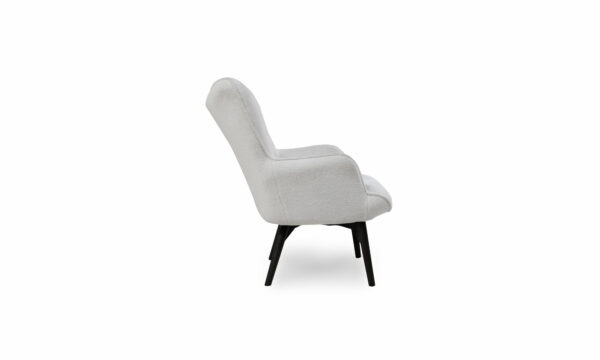 Poltrona Zefura de la marca Aristas vista en perspectiva lateral. Un diseño moderno y estilizado, con patas largas en madera.