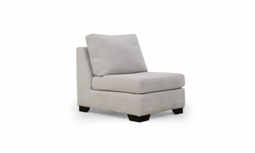 Vista diagonal de la Poltrona Artik de la marca Aristas. Un diseño contemporáneo de líneas rectas, con un asiento amplio, espaldar acolchado y acabado en tela de color neutro.