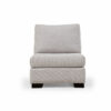 Vista frontal de la Poltrona Artik de la marca Aristas. Un diseño contemporáneo de líneas rectas, con un asiento amplio y acolchado. Tiene un tapizado de color neutro y está sostenido por patas discretas en madera.
