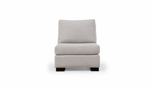 Vista frontal de la Poltrona Artik de la marca Aristas. Un diseño contemporáneo de líneas rectas, con un asiento amplio y acolchado. Tiene un tapizado de color neutro y está sostenido por patas discretas en madera.