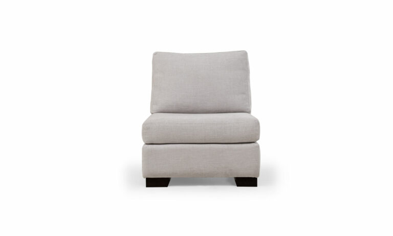 Vista frontal de la Poltrona Artik de la marca Aristas. Un diseño contemporáneo de líneas rectas, con un asiento amplio y acolchado. Tiene un tapizado de color neutro y está sostenido por patas discretas en madera.