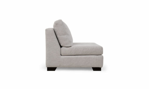 Vista lateral de la Poltrona Artik de la marca Aristas. Un diseño contemporáneo de líneas rectas, con un tapizado de color neutro y patas discretas en madera color Ceniza.