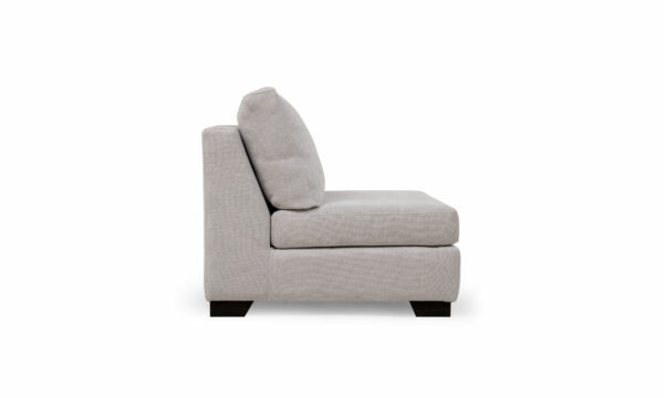 Vista lateral de la Poltrona Artik de la marca Aristas. Un diseño contemporáneo de líneas rectas, con un tapizado de color neutro y patas discretas en madera color Ceniza.