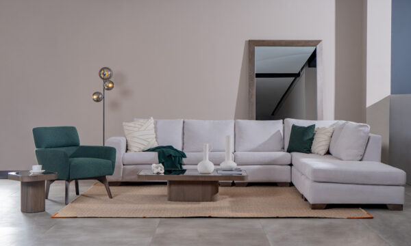 Vista frontal del Modular con Poltrona y Puff Artik Plumas de la marca Aristas. Este conjunto modular presenta un diseño moderno de líneas rectas y un tapizado en tela suave.