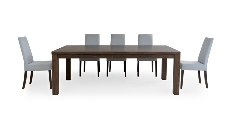 Mesa Comedor New Parson con 8 sillas Matiz de la marca Aristas vista de frente. La mesa presenta un diseño rectangular moderno con líneas limpias y acabados lisos, brindando un estilo contemporáneo. Mientras que las sillas Matiz, con respaldo ligeramente inclinado y un diseño minimalista, complementan el conjunto.