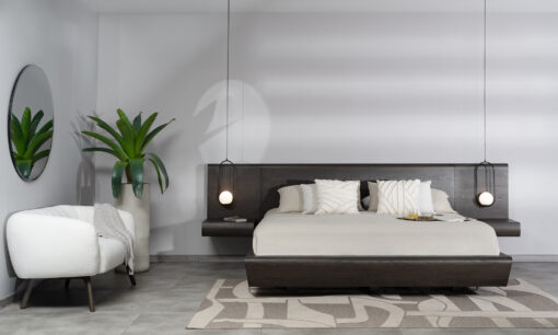 Vista lateral de la Poltrona Kaira de la marca Aristas. Un diseño moderno y sofisticado que destaca por su respaldo amplio de líneas elegantes, acabado en tela suave y patas delgadas en madera.