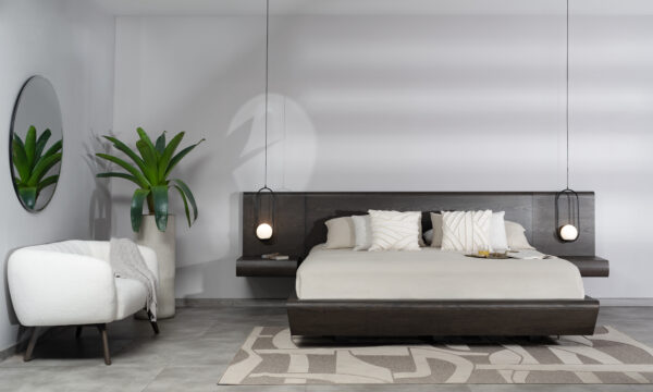 Vista lateral de la Poltrona Kaira de la marca Aristas. Un diseño moderno y sofisticado que destaca por su respaldo amplio de líneas elegantes, acabado en tela suave y patas delgadas en madera.