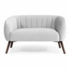 Vista frontal del Sofá Kaira de Aristas. Un diseño de líneas limpias y elegantes, con un tapizado en tela de tono neutro y un asiento acolchado.