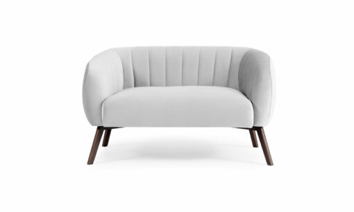 Vista frontal del Sofá Kaira de Aristas. Un diseño de líneas limpias y elegantes, con un tapizado en tela de tono neutro y un asiento acolchado.