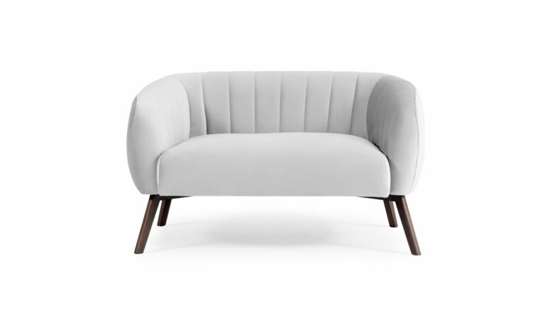 Vista frontal del Sofá Kaira de Aristas. Un diseño de líneas limpias y elegantes, con un tapizado en tela de tono neutro y un asiento acolchado.