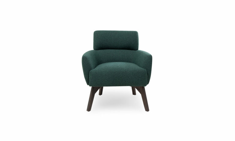 Vista frontal de la Poltrona Montreal Plus de Aristas. Un diseño contemporáneo, con un asiento y un respaldo acolchado. Su estructura se apoya en patas de madera delgadas que aportan ligereza y estabilidad.