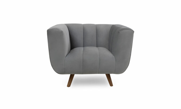 Poltrona Julieta de la marca Aristas vista en perspectiva frontal. Presenta un diseño elegante con un asiento y respaldo acolchados, tapizados en tela de acabado suave.