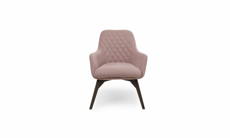 Sillón Odense de la marca Aristas visto en perspectiva frontal. Presenta un diseño contemporáneo de líneas elegantes y un asiento amplio con respaldo curvado, tapizados en tela de acabado suave.