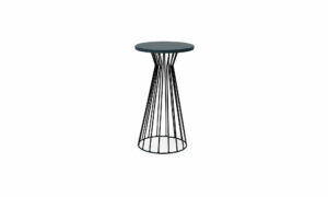 Vista frontal de la Mesa Auxiliar Astral Sólido de Aristas. Presenta un diseño moderno y minimalista, con una estructura metálica, geométrica. Su tablero redondo liso añade elegancia, convirtiéndola en una pieza versátil.