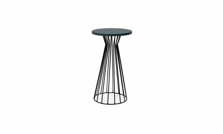 Vista frontal de la Mesa Auxiliar Astral Sólido de Aristas. Presenta un diseño moderno y minimalista, con una estructura metálica, geométrica. Su tablero redondo liso añade elegancia, convirtiéndola en una pieza versátil.