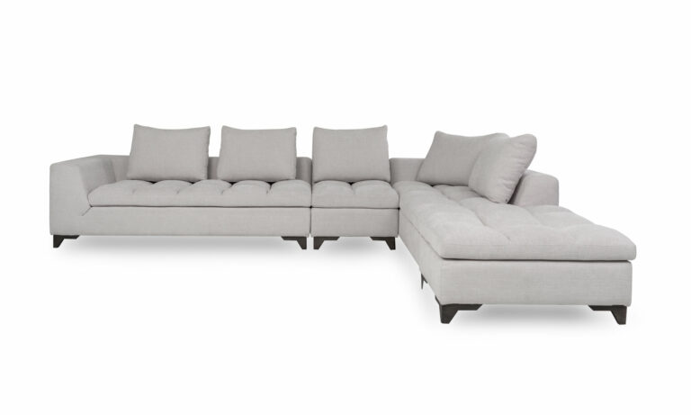 Vista frontal del Modular con Poltrona y Puff Vitaro Plus Plumas de Aristas. Tienen un tapizado en tela suave de color Dickens Crudo, con un asiento acolchado y cojines en el respaldo. La poltrona y el puff mantienen el mismo estilo, complementando el conjunto.