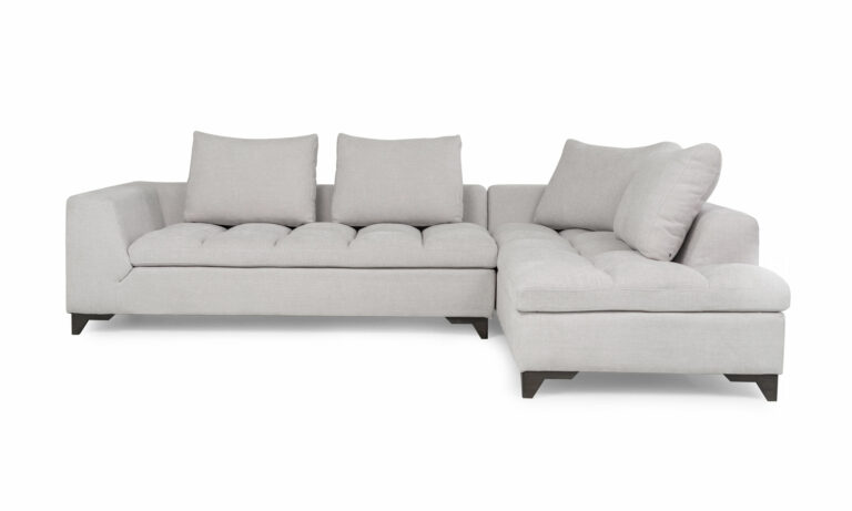 Vista frontal de la Sala En L Modular Vitaro Plus Plumas de Aristas. Presenta un diseño amplio y moderno, con asientos acolchados y patas discretas en madera, que complementan su estilo contemporáneo.