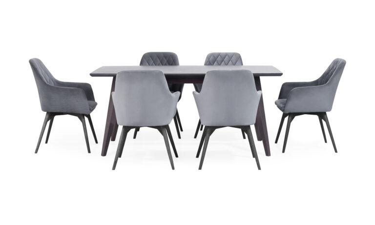 Vista frontal de la Mesa Comedor Genoa + 6 Sillas Odense de Aristas. La mesa Genoa destaca por su diseño elegante y contemporáneo en madera color Ceniza, sostenida por patas robustas y ligeramente inclinadas. Las sillas Odense presentan un respaldo alto y acolchado, que complementa el conjunto.