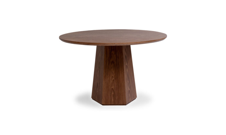 Vista frontal de la Mesa Comedor Milano redonda 4 puestos de la marca Aristas. La mesa cuenta con una superficie redonda y elegante en madera, sostenida por una base central robusta.