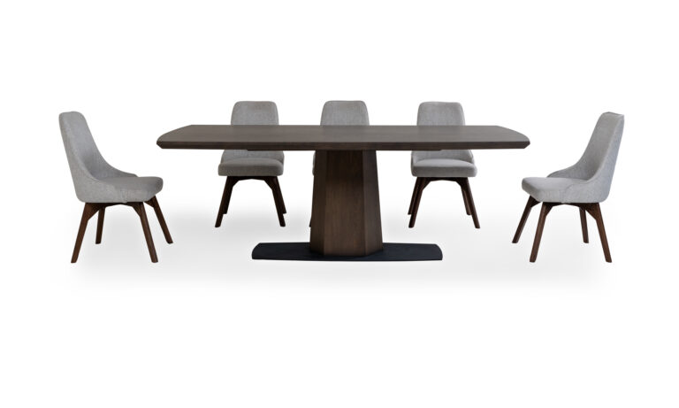 Vista frontal de la Mesa Comedor Nápoles con 8 sillas Vela de la marca Aristas. La mesa tiene un diseño rectangular con una superficie lisa y acabados modernos en madera color chocolate, y las sillas Vela tienen respaldo alto y líneas sencillas en el color de tela Derza Plata que complementan el conjunto.