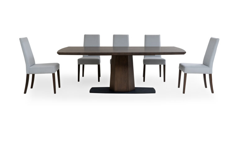 Vista frontal de la Mesa Comedor Nápoles con 8 Sillas Matiz de la marca Aristas. Un diseño rectangular con superficie lisa y soporte robusto en madera color chocolate, con sillas curvas y acolchadas.