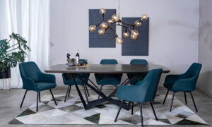 Silla Comedor Turín P/N de la marca Aristas vista en perspectiva frontal. Presenta un diseño elegante, con un respaldo alto, ligeramente curvado y un acabado en tela suave.