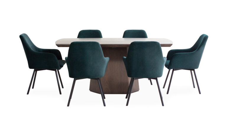Vista frontal de la Mesa Comedor Milano + 6 Sillas Turin P/N de Aristas. La mesa presenta un diseño moderno y minimalista, con una superficie rectangular lisa, sostenida por una base robusta en madera. Las sillas Turin tienen un respaldo ligeramente curvado y tapizado en tela suave.