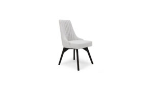 Silla Comedor Florencia P/N de la marca Aristas vista diagonal. Un diseño elegante con un respaldo alto y recto; patas delgadas, ligeramente inclinadas y un asiento acolchado.