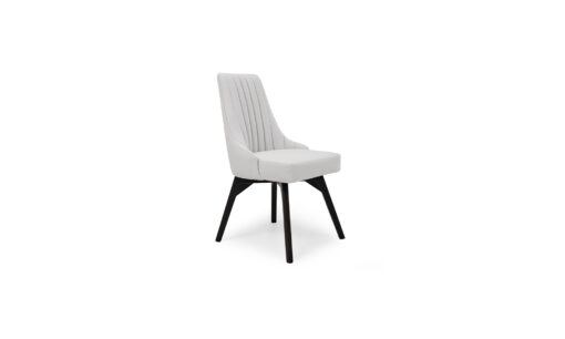 Silla Comedor Florencia P/N de la marca Aristas vista diagonal. Un diseño elegante con un respaldo alto y recto; patas delgadas, ligeramente inclinadas y un asiento acolchado.