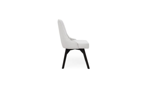 Silla Comedor Florencia P/N de la marca Aristas vista lateral. Un diseño elegante con un respaldo alto y recto; patas delgadas, ligeramente inclinadas y un asiento acolchado en tela color Dickens Cuarzo.