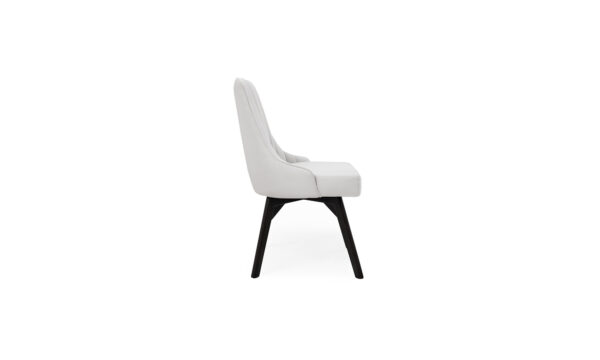 Silla Comedor Florencia P/N de la marca Aristas vista lateral. Un diseño elegante con un respaldo alto y recto; patas delgadas, ligeramente inclinadas y un asiento acolchado en tela color Dickens Cuarzo.