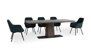 Mesa Comedor Nápoles con 8 Sillas Turín de la marca Aristas vista en diagonal. La mesa tiene un diseño rectangular color Ceniza y las sillas Turín presentan un respaldo alto y curvado, con asientos en el color de tela Nobuck Marino.
