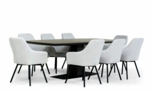 Mesa Comedor Nápoles con 8 Sillas Turín P/N de la marca Aristas vista en diagonal. La mesa tiene una forma rectangular de acabado liso en madera color Ceniza, y, las sillas Turín cuentan con un respaldo alto y acolchado de color Dickens Cuarzo.
