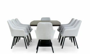 Mesa Comedor Nápoles con 8 Sillas Turín P/N de la marca Aristas vista lateral. La mesa tiene una forma rectangular de acabado liso en madera color Ceniza, y, las sillas Turín cuentan con un respaldo alto y acolchado de color Dickens Cuarzo.