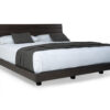 Vista diagonal de la Cama New Verona Ares Chaflán de la marca Aristas. Un diseño elegante y contemporáneo en roble europeo, con un cabecero amplio y una estructura sólida de líneas rectas.