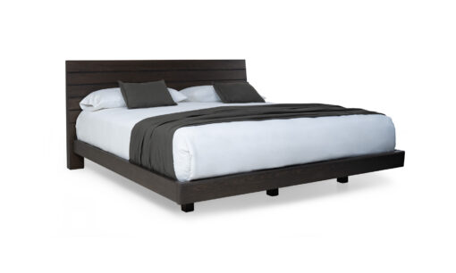 Vista diagonal de la Cama New Verona Ares Chaflán de la marca Aristas. Un diseño elegante y contemporáneo en roble europeo, con un cabecero amplio y una estructura sólida de líneas rectas.