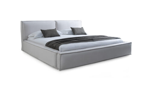 Cama Palermo de la marca Aristas vista diagonal. Un diseño moderno y elegante de líneas rectas, con un cabecero y base acolchados y tapizados en el color de tela Tomasso Cuarzo.