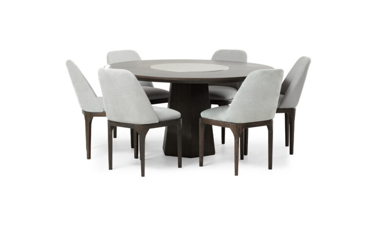 Vista frontal de la Mesa de Comedor Milano Giratoria Mouse + 6 Sillas Lisboa de Aristas. La mesa presenta un diseño elegante con una base central robusta y una superficie giratoria. Las sillas Lisboa, tapizadas en tono neutro, cuentan con un respaldo curvado y estilizado, sostenido por patas rectas en madera color Chocolate.