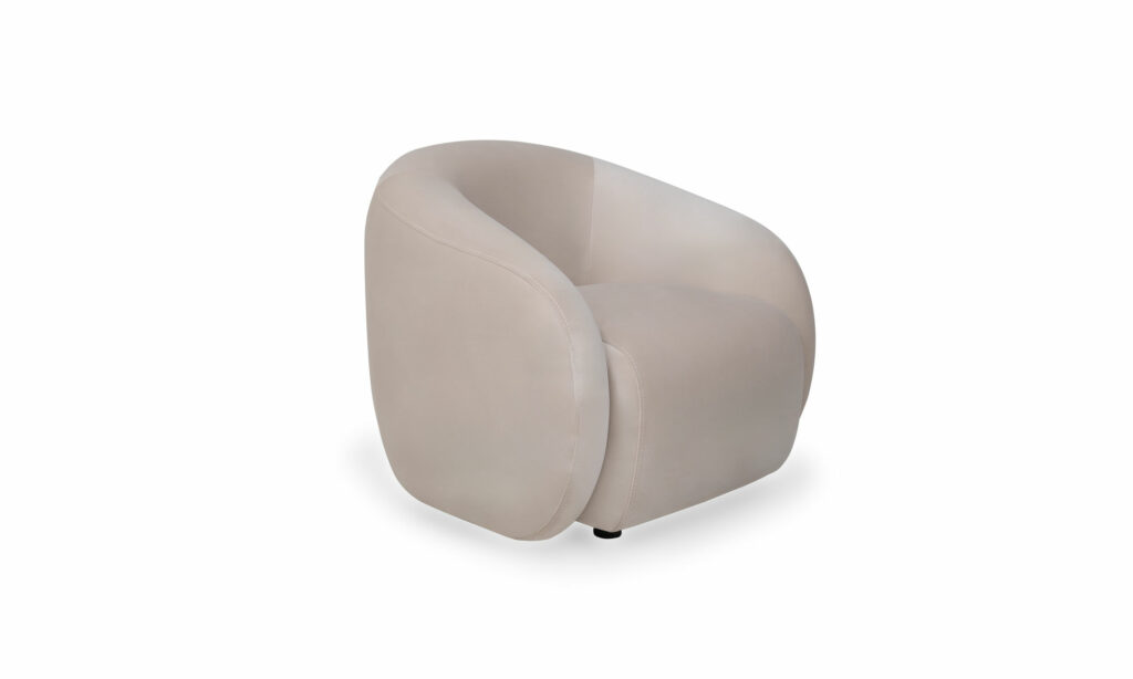 Poltrona Milan de la marca Aristas vista en diagonal. Presenta un diseño contemporáneo con un respaldo alto y una tapicería suave. Sus líneas elegantes y patas de madera sutiles complementan su estilo elegante.