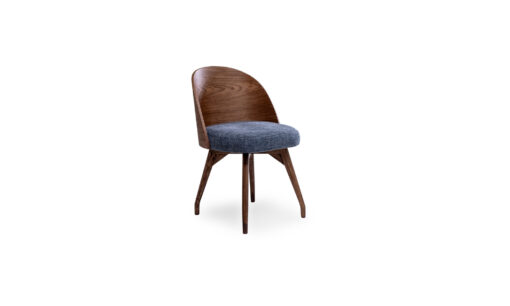 Vista diagonal de la Silla Comedor Eros Mad de la marca Aristas. Un diseño elegante, que presenta un espaldar curvo en madera y un asiento acolchado.