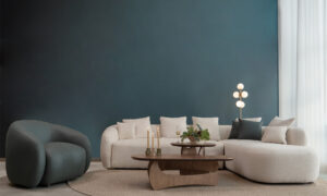 Sala en L Modular Demand de la marca Aristas, vista de frente. Presenta un diseño elegante en forma de L, con un espaldar curvo y amplio, tapizado en el color de tela Dickens Cuarzo.