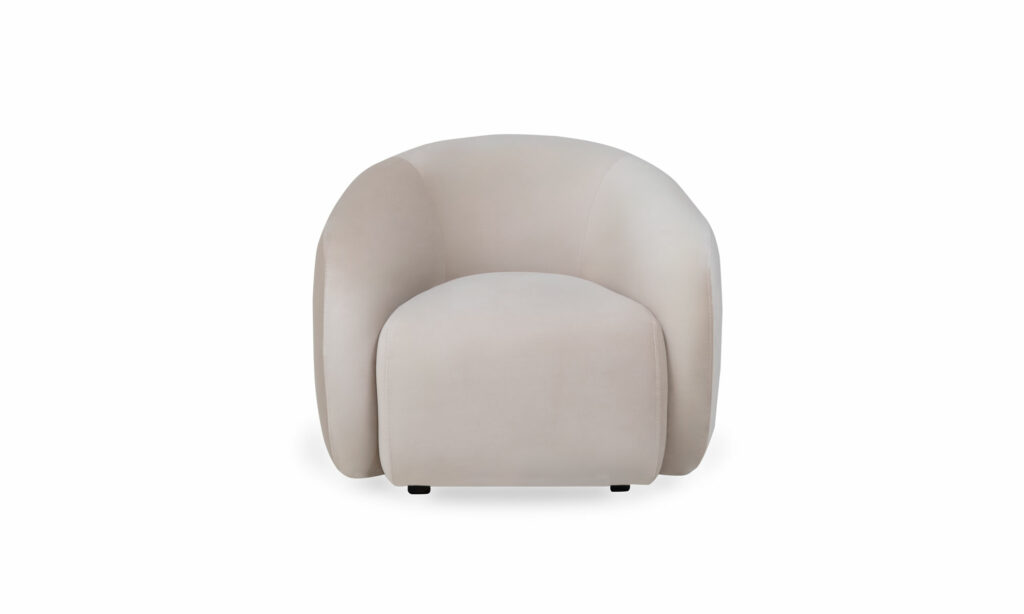 Poltrona Milan de la marca Aristas vista de frente. Presenta un diseño contemporáneo con un respaldo alto y una tapicería suave en el color de tela Gante Crudo.