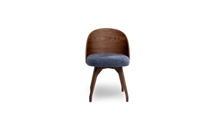 Vista frontal de la Silla Comedor Eros Mad de la marca Aristas. Un diseño moderno y elegante, que presenta un espaldar curvo y patas estilizadas en madera color Chocolate.