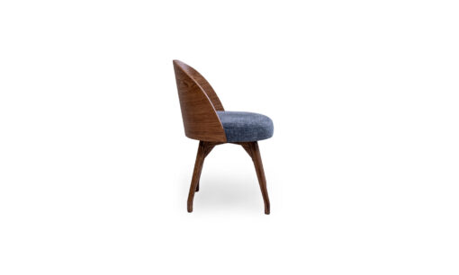 Vista lateral de la Silla Comedor Eros Mad de la marca Aristas. Un diseño moderno en madera color Chocolate, que presenta un espaldar curvo y asiento acolchado.