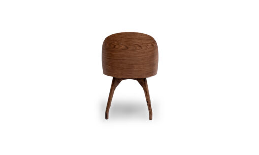 Vista posterior de la Silla Comedor Eros Mad de la marca Aristas. Un diseño moderno en madera, con un espaldar curvo, asiento acolchado y patas estilizadas.