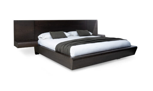 Cama Nebraska con nocheros de la marca Aristas, vista diagonal. Un diseño robusto y elegante en madera color Ceniza, con una cabecera alta de líneas rectas y nocheros integrados.