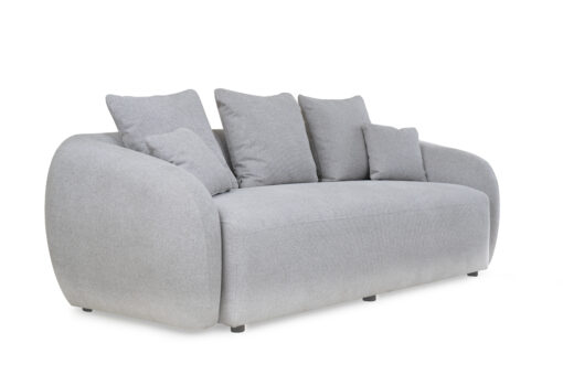 Vista diagonal del Sofá Demand de la marca Aristas. Un diseño moderno y minimalista de líneas curvas, con un asiento acolchado y acabado en tela suave.